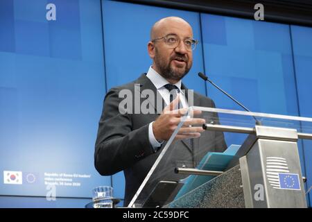 (200701) -- BRUXELLES, le 1er juillet 2020 (Xinhua) -- le président du Conseil européen Charles Michel s'exprime lors d'une conférence de presse à la suite de la conférence vidéo des dirigeants de la République de Corée et de l'UE au siège de l'UE à Bruxelles, Belgique, le 30 juin 2020. (Union européenne/document via Xinhua) Banque D'Images