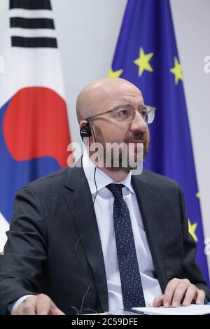 (200701) -- BRUXELLES, le 1er juillet 2020 (Xinhua) -- le président du Conseil européen Charles Michel assiste à la vidéoconférence entre la République de Corée et les dirigeants de l'UE au siège de l'UE à Bruxelles, Belgique, le 30 juin 2020. (Union européenne/document via Xinhua) Banque D'Images