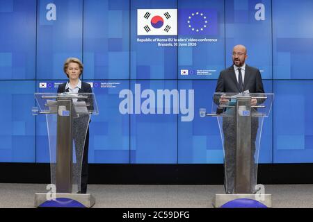 (200701) -- BRUXELLES, le 1er juillet 2020 (Xinhua) -- le président de la Commission européenne, Ursula von der Leyen (L), et le président du Conseil européen, Charles Michel, assistent à une conférence de presse à la suite de la conférence vidéo des dirigeants de la République de Corée et de l'UE au siège de l'UE à Bruxelles, Belgique, le 30 juin 2020. (Union européenne/document via Xinhua) Banque D'Images