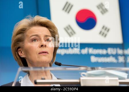 (200701) -- BRUXELLES, le 1er juillet 2020 (Xinhua) -- le président de la Commission européenne Ursula von der Leyen prend la parole lors d'une conférence de presse à la suite de la conférence vidéo des dirigeants de la République de Corée et de l'UE au siège de l'UE à Bruxelles, Belgique, le 30 juin 2020. (Union européenne/document via Xinhua) Banque D'Images