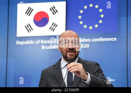 (200701) -- BRUXELLES, le 1er juillet 2020 (Xinhua) -- le président du Conseil européen Charles Michel s'exprime lors d'une conférence de presse à la suite de la conférence vidéo des dirigeants de la République de Corée et de l'UE au siège de l'UE à Bruxelles, Belgique, le 30 juin 2020. (Union européenne/document via Xinhua) Banque D'Images