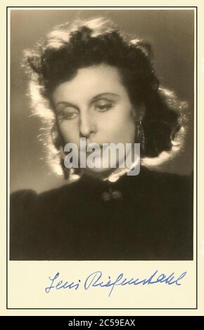 CARTE photo signée de promotion LENI RIEFENSTAHL Vintage. Leni Riefenstahl cinéaste allemand de propagande nazie, était réalisateur et propagandiste pour les nazis. Elle dirigea le Triomphe des Willens (« triomphe de la volonté ») et Olympia, deux films de propagande allemands nazis très appréciés des années 1930 avant la Seconde Guerre mondiale Banque D'Images