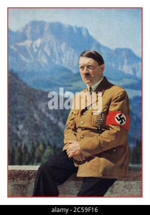 Adolf Hitler, portrait informel en uniforme des années 1940 avec brassard de la swastika photographié en plein air avec toile de fond de montagne, par son photographe personnel Heinrich Hoffmann à son refuge en montagne le Berghof près de Berchtesgaden Obersalzberg Bavière Allemagne Banque D'Images