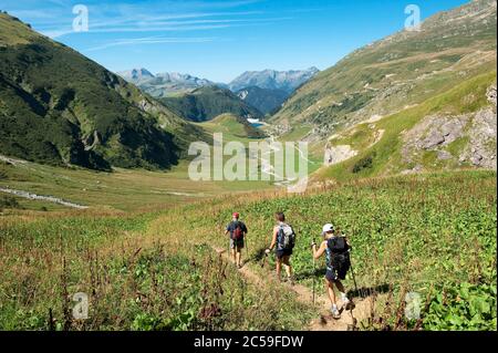 France, Savoie, massif de la Beaufortain, Areches Beaufort, randonnée au col du Bonhomme, groupe de randonneurs dans la vallée de Saussaz et barrage de Gittaz Banque D'Images