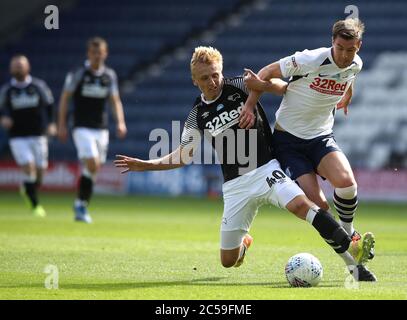 Louie Sibley (à gauche) du comté de Derby et Paul Huntington, du côté nord de Preston, se battent pour le ballon lors du match de championnat Sky Bet à Deepdale, Preston. Banque D'Images