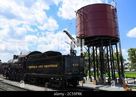 29 juin 2020 : le pompier de locomotive à vapeur Strasburg Railroad, Norfolk & Western, 475 se prépare à remplir le réservoir d'eau après la dernière excursion de la journée, le lundi 29 juin 2020, à Ronks, en Pennsylvanie. Le chemin de fer de Strasburg a rouvert ses portes pour le service passagers le vendredi 26 juin, après avoir été fermé en raison de la pandémie COVID-19. Des mesures de sécurité supplémentaires liées à la santé ont été mises en place pour la réouverture. Riche Barnes/CSM Banque D'Images