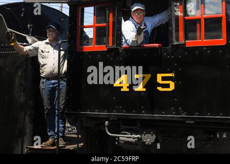 29 juin 2020 : le chemin de fer de Strasburg, Norfolk & Western, pompier de locomotive à vapeur 475 (à gauche) et ingénieur (à droite), dévalent les passagers alors que le train change de train se termine lors d'une excursion le lundi 29 juin 2020, à Ronks, en Pennsylvanie. Le chemin de fer de Strasburg a rouvert ses portes pour le service passagers le vendredi 26 juin, après avoir été fermé en raison de la pandémie COVID-19. Des mesures de sécurité supplémentaires liées à la santé ont été mises en place pour la réouverture. Riche Barnes/CSM Banque D'Images