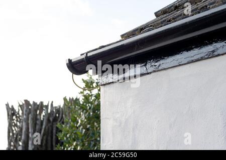 Vue détaillée de la gouttière récemment peinte vue sur le premier étage d'un ancien chalet dans la campagne britannique. Banque D'Images