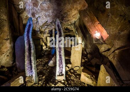 Italie, Haut-Adige, Dolomites du Tyrol du Sud ou du Tyrol, Bolzano, Château de Firmian, musée Messner, galerie de cristal, blocs améthystes Banque D'Images