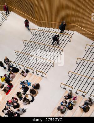 Vue intérieure de l'atrium principal. City of Glasgow College City Campus, Glasgow, Royaume-Uni. Architecte: Reiach et Hall Architects, 2015. Banque D'Images