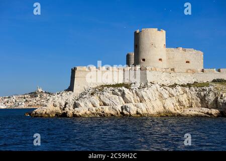 France, Bouches du Rhône, Marseille, Parc National des Calanques, l'archipel des îles du Frioul, le château d'If et Notre Dame de la garde à l'arrière-plan Banque D'Images