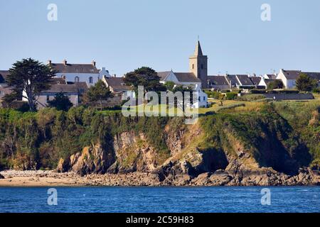 France, Morbihan, les du Ponant, Houat, maisons sur la côte et église Saint Gildas Banque D'Images