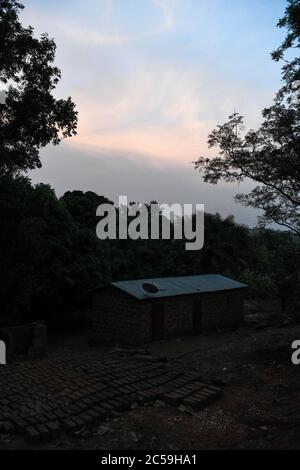 Afrique, Afrique de l'Ouest, Bénin, Natitinqou. Des briques sont posées sur le sol pour sécher au soleil. Banque D'Images