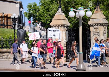 Ottawa, Canada. 1er juillet 2020. La foule de quelques centaines de personnes se sont ralliées devant le Parlement canadien le jour du Canada pour montrer leur mécontentement à l'égard du gouvernement Trudeau. Les plaintes allaient de divers sujets mais surtout de la crise actuelle de Covid 19. Credit: Meanderingemu/Alamy Live News Banque D'Images