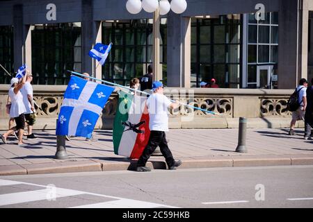 Ottawa, Canada. 1er juillet 2020. Canadien français avec le drapeau du Québec et du Patriot qui marchaient en tant que foule de quelques centaines de personnes se sont ralliées devant le Parlement canadien le jour du Canada pour montrer leur mécontentement envers le gouvernement Trudeau. Les plaintes allaient de divers sujets mais surtout de la crise actuelle de Covid 19. Credit: Meanderingemu/Alamy Live News Banque D'Images