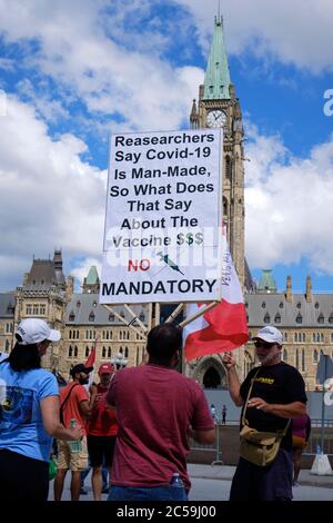 Ottawa, Canada. 1er juillet 2020. Covid 19 signe de conspiration d'un participant d'une foule de quelques centaines de personnes se sont rassemblés devant le Parlement canadien le jour du Canada pour montrer leur mécontentement à l'égard du gouvernement Trudeau. Les plaintes allaient de divers sujets mais surtout de la crise actuelle de Covid 19. Credit: Meanderingemu/Alamy Live News Banque D'Images