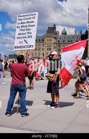 Ottawa, Canada. 1er juillet 2020. La foule de quelques centaines de personnes se sont ralliées devant le Parlement canadien le jour du Canada pour montrer leur mécontentement à l'égard du gouvernement Trudeau. Les plaintes allaient de divers sujets mais surtout de la crise actuelle de Covid 19. Credit: Meanderingemu/Alamy Live News Banque D'Images