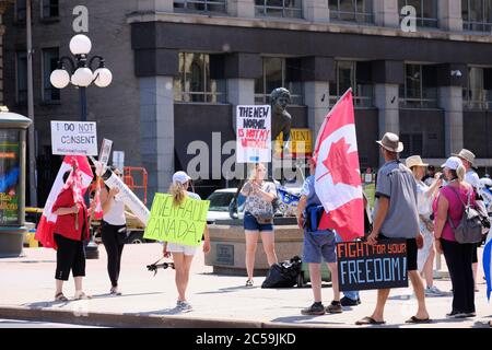 Ottawa, Canada. 1er juillet 2020. Personnes avec des signes de protestation contre la nouvelle norme dans le cas de la pandémie du Canada. La foule de quelques centaines de personnes se sont ralliées devant le Parlement canadien le jour du Canada pour montrer leur mécontentement à l'égard du gouvernement Trudeau. Les plaintes allaient de divers sujets mais surtout de la crise actuelle de Covid 19. Credit: Meanderingemu/Alamy Live News Banque D'Images