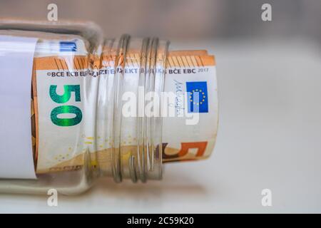 Composition avec billets d'argent économisant (50 EUROS) dans un pot en verre. Concept d'investissement et de maintien de l'argent, isolé. Banque D'Images