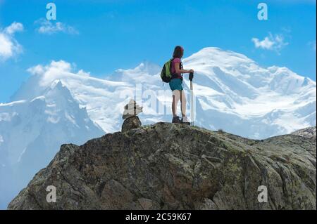 France, haute Savoie, Chamonix Mont blanc, massif du Mont blanc, randonneur regardant le Mont blanc (4808m) Banque D'Images