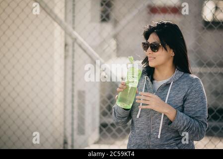 portrait d'une belle femme hispanique portant des vêtements de sport Banque D'Images