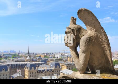 France, Paris, Cathédrale notre-Dame de Paris, cheminée de style néo-gothique (XIXe siècle) installée par l'architecte Eugène Viollet-le-Duc, la Stryge Banque D'Images