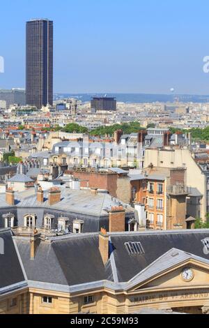 France, Paris, vue de la mairie du 5ème arrondissement puis du 6ème et 15ème arrondissement avec la Tour Montparnasse et le ballon Generali attaché Banque D'Images