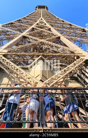 France, Paris, Tour Eiffel (1889), vue en angle bas du 1er étage Banque D'Images