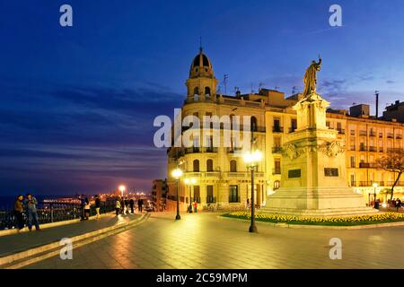 Espagne, Catalogne, Costa Daurada, Tarragone, la porte méditerranéenne au bout de la Rambla Nova et le monument Roger de Lluria Banque D'Images