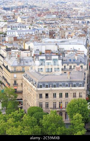 France, Paris, vue de l'Arc de Triomphe au coin de l'avenue Carnot (à gauche) et de l'avenue Mac-Mahon (à droite) Banque D'Images