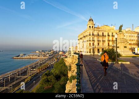 Espagne, Catalogne, Costa Daurada, Tarragone, la porte méditerranéenne au bout de la Rambla Nova et le monument Roger de Lluria Banque D'Images