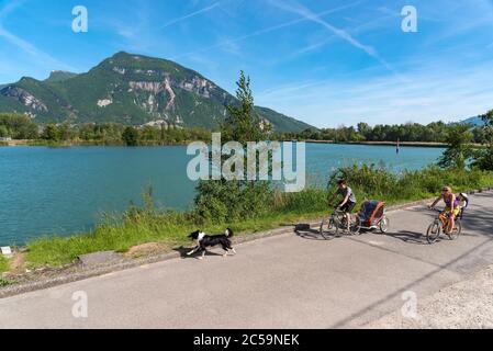 France, Savoie, Chanaz, Canal de Savières, vélo familial à l'Etang Bleu, en arrière-plan le massif du Grand Colombier Banque D'Images