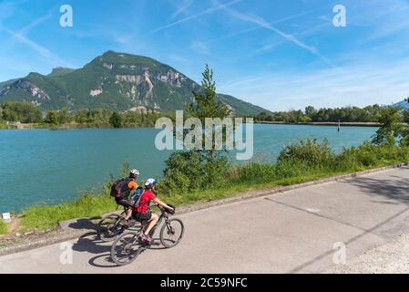 France, Savoie, Chanaz, Canal de Savières, couple vélo à l'Etang Bleu, en arrière-plan le massif du Grand Colombier Banque D'Images