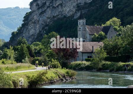 France, Savoie, Chanaz, Canal de Savières, couple cycliste à Chanaz Banque D'Images