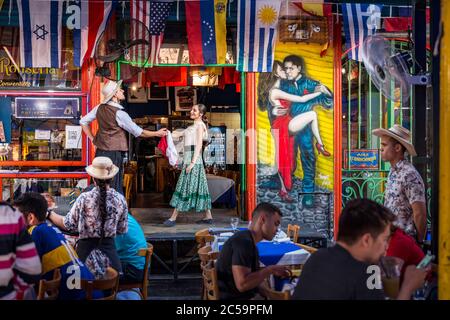 Argentine, Buenos Aires, la Boca est un quartier (barrio) au sud-est du centre, près du port, entouré par Barracas à l'ouest, Et San Telmo et Puerto Madero au nord, il s'appelle la Boca (bouche) parce qu'il s'élève autour d'une des bouches du Riachuelo, ici quelques danseurs tango argentins exposés dans un restaurant populaire Banque D'Images