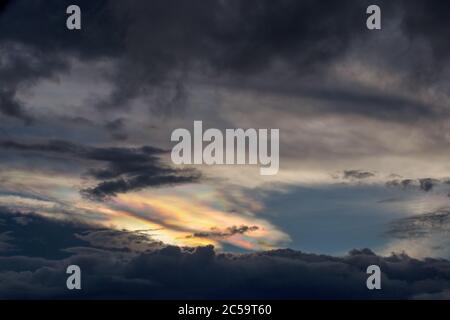 Irissidence des nuages phénoménom au coucher du soleil sur les montagnes du centre des Andes de Colombie. Banque D'Images