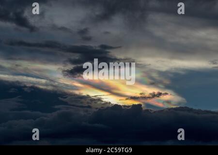 Irissidence des nuages phénoménom au coucher du soleil sur les montagnes du centre des Andes de Colombie. Banque D'Images