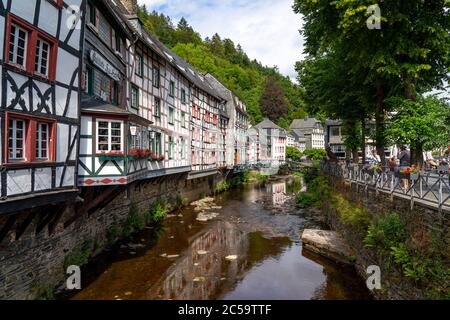 La ville de Monschau, dans la région de l'Eifel, maisons à colombages sur la rivière Rur, NRW, Allemagne Banque D'Images