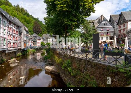 La ville de Monschau, dans la région de l'Eifel, maisons à colombages sur la rivière Rur, NRW, Allemagne Banque D'Images