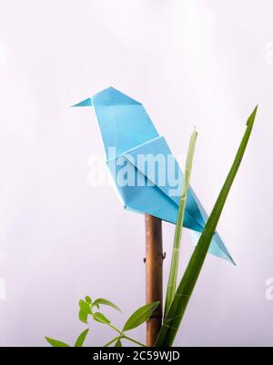 Oiseau bleu d'Origami sur une branche Banque D'Images