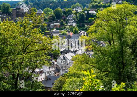 Horizon de la ville de Monschau, dans la région de l'Eifel, maisons à colombages, NRW, Allemagne Banque D'Images