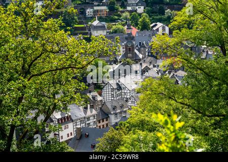 Horizon de la ville de Monschau, dans la région de l'Eifel, maisons à colombages, NRW, Allemagne Banque D'Images