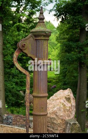 Pompe à eau manuelle style rétro. Construction manuelle vintage dans parc vert Banque D'Images