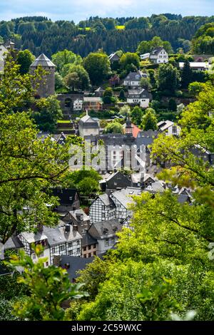 Horizon de la ville de Monschau, dans la région de l'Eifel, maisons à colombages, NRW, Allemagne Banque D'Images