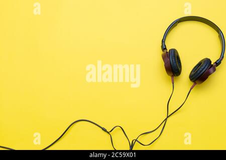 Gros plan d'un casque noir isolé sur fond jaune Banque D'Images
