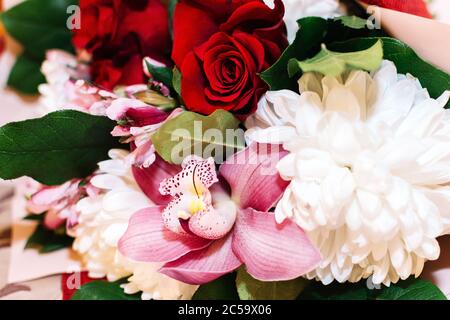 Bouquet festif de différentes fleurs colorées en gros plan Banque D'Images