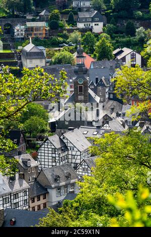 Horizon de la ville de Monschau, dans la région de l'Eifel, maisons à colombages, NRW, Allemagne Banque D'Images