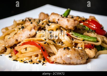 Pagele thaï de légumes, de viande et de poivre rouge sur fond blanc clos Banque D'Images