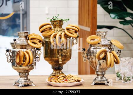 Ensemble de produits de boulangerie sur un samovar Banque D'Images
