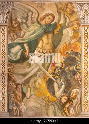 BARCELONE, ESPAGNE - 3 MARS 2020 : la fresque de Jésus parmi les sains dans l'église Parroquia Santa Teresa de l'Infant Jésus de Francisco Labarta. Banque D'Images